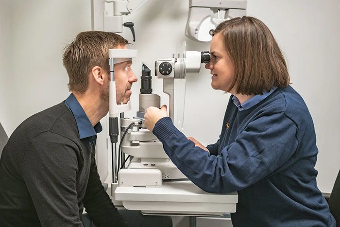 Mann på synsundersøkelse hos optiker