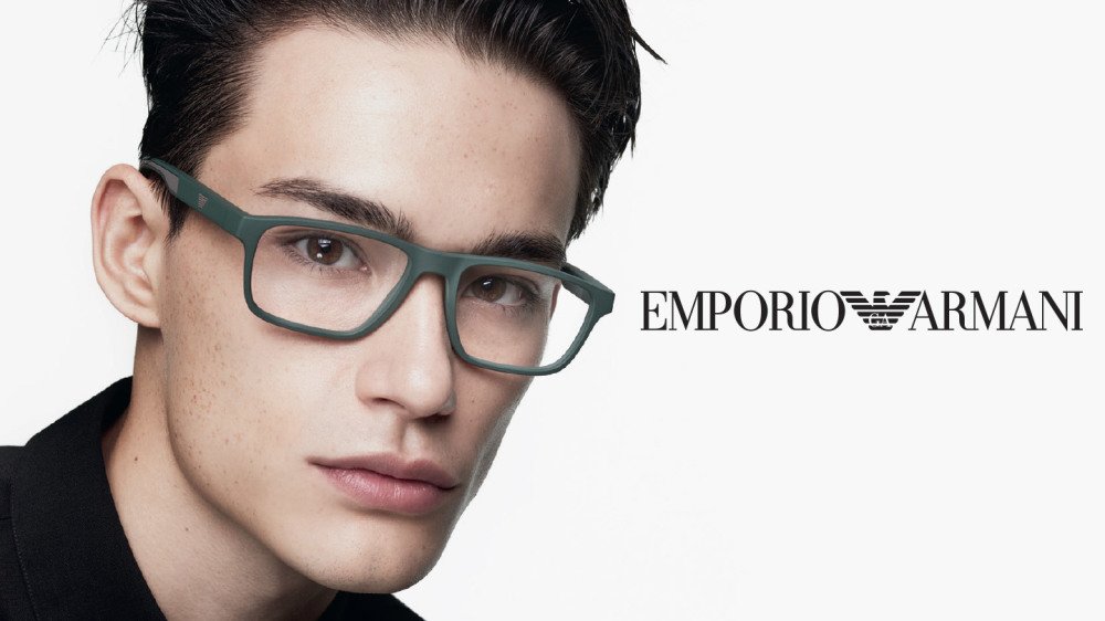 Mann med briller fra Emporio Armani