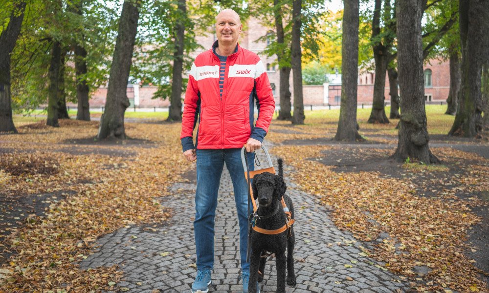 Håkon Gisholt med førerhund utenfor Politihuset på Grønland