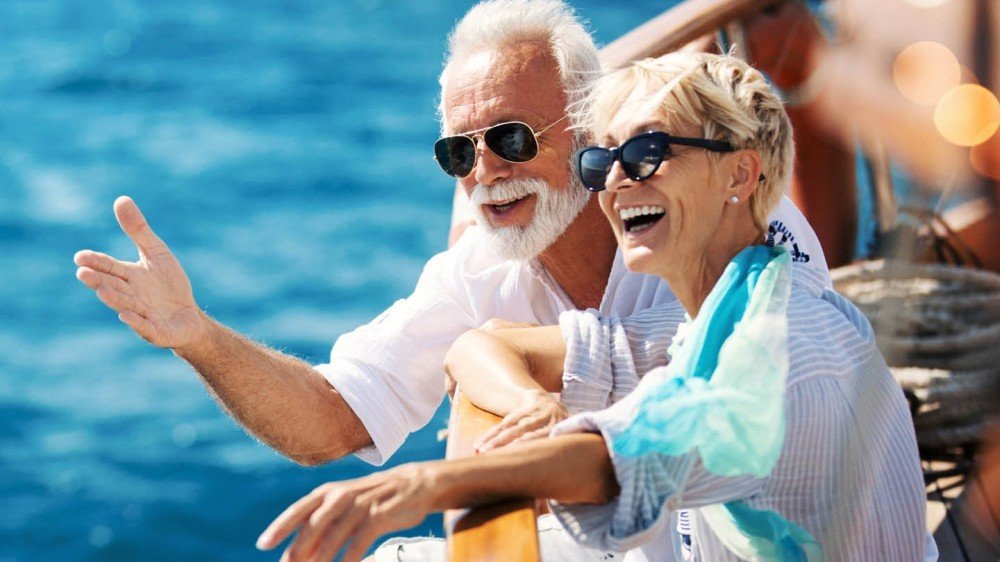 Eldre parr på båt med solbriller