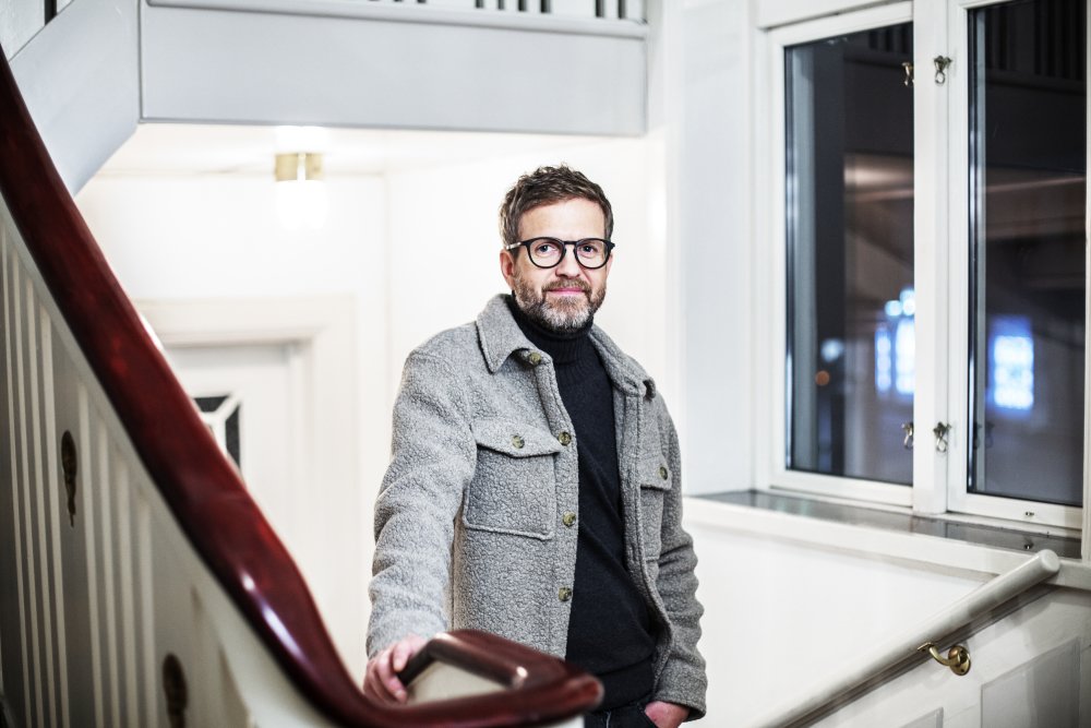 Mann brillestylist