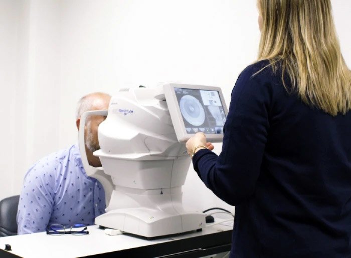 Mann får øynene scannet i OCT-skann