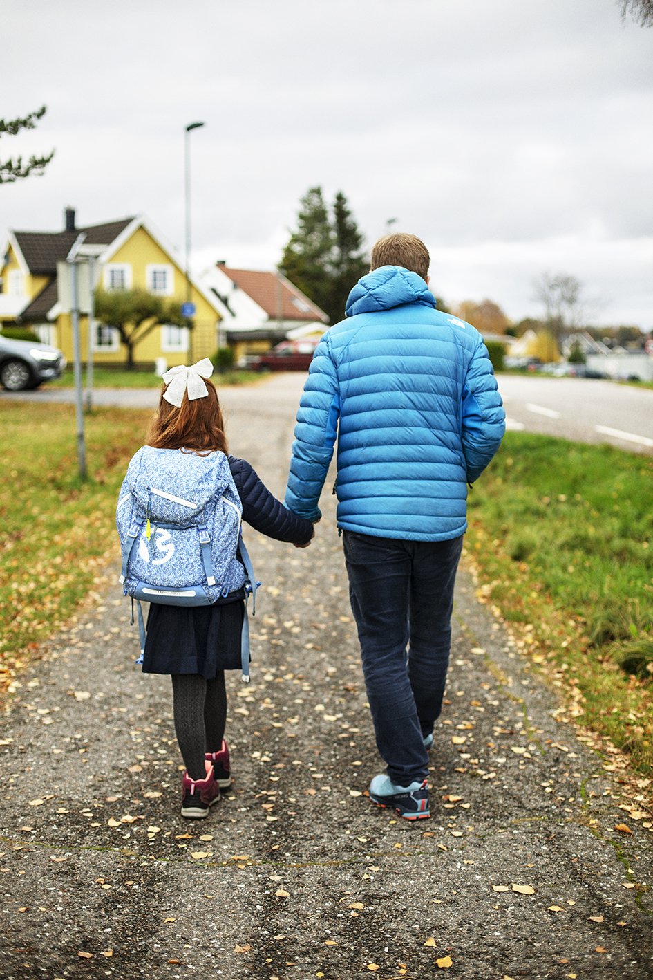 far og datter på vei til skolen