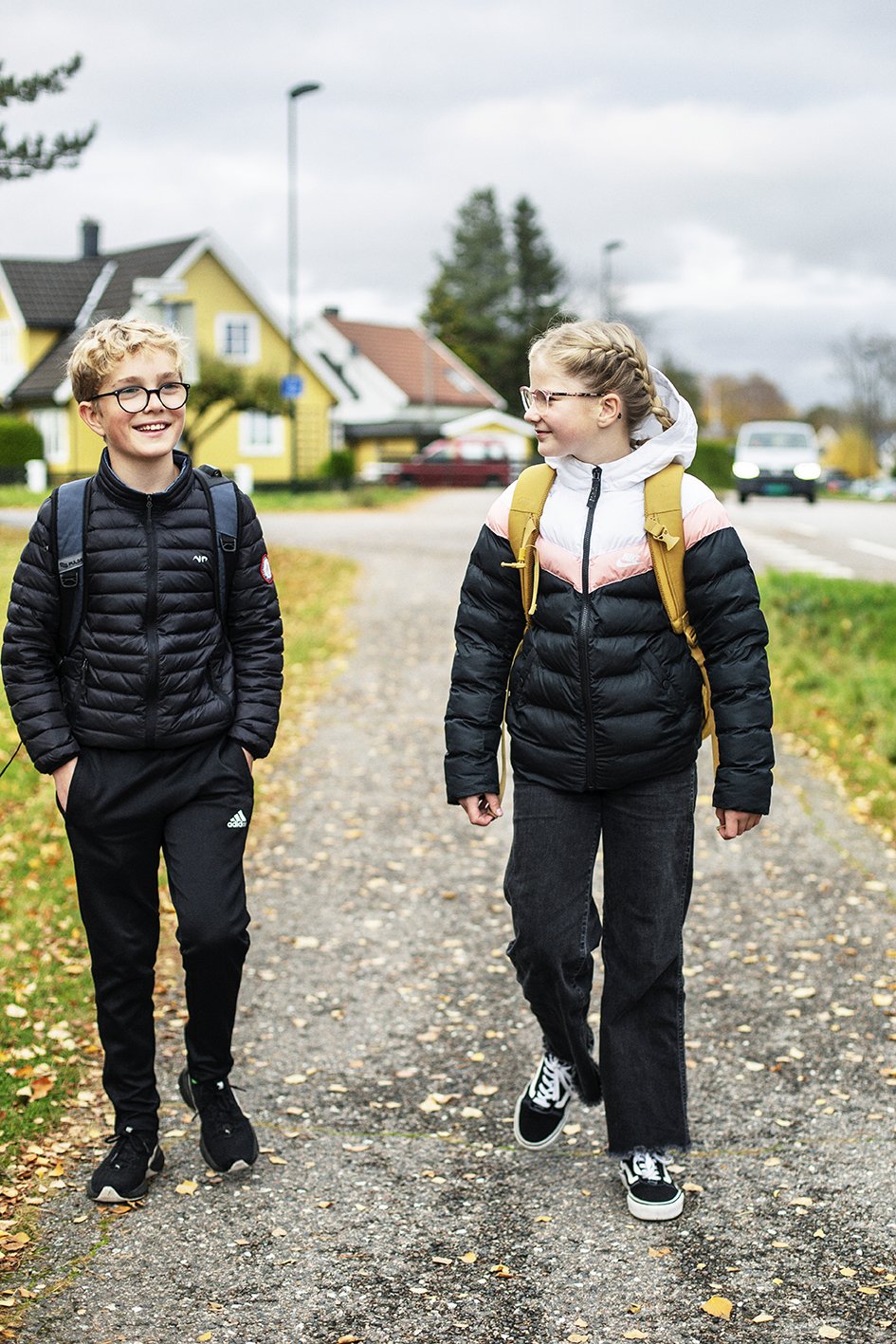 barn med briller på tur