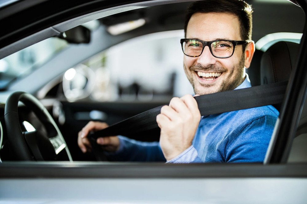 Mann med kjørebriller i bil