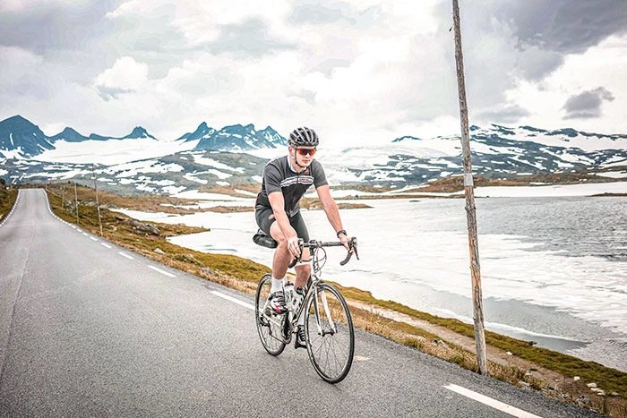 Mann på sykkel med sportsbriller, sykkelbriller