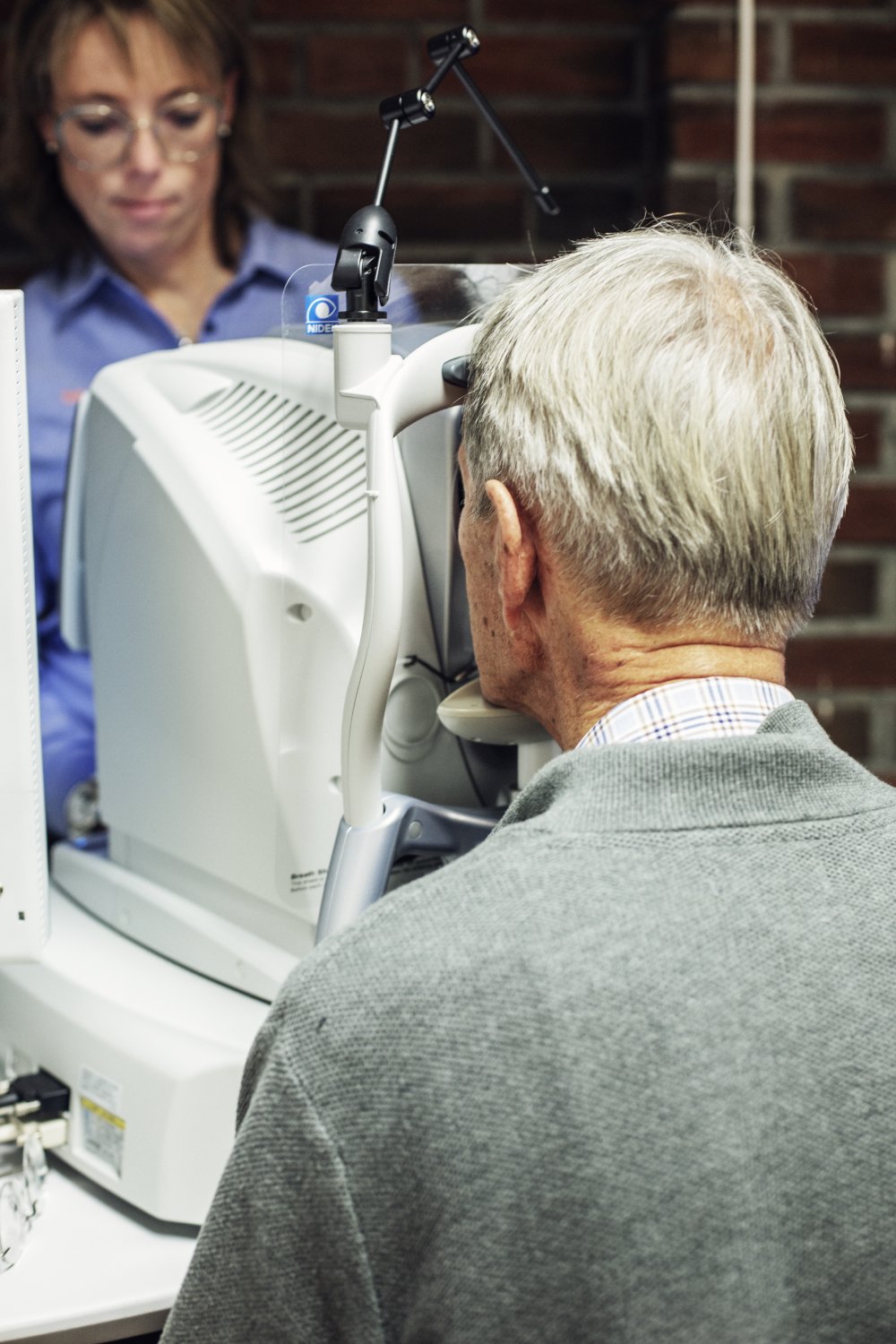 Optiker utfører synsundersøkelse med optomap