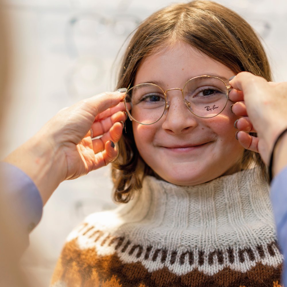 Andrea prøver en brille