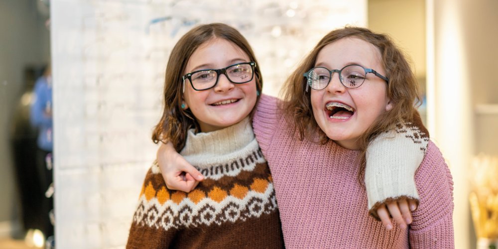 De to søstrene som prøver hver sine briller