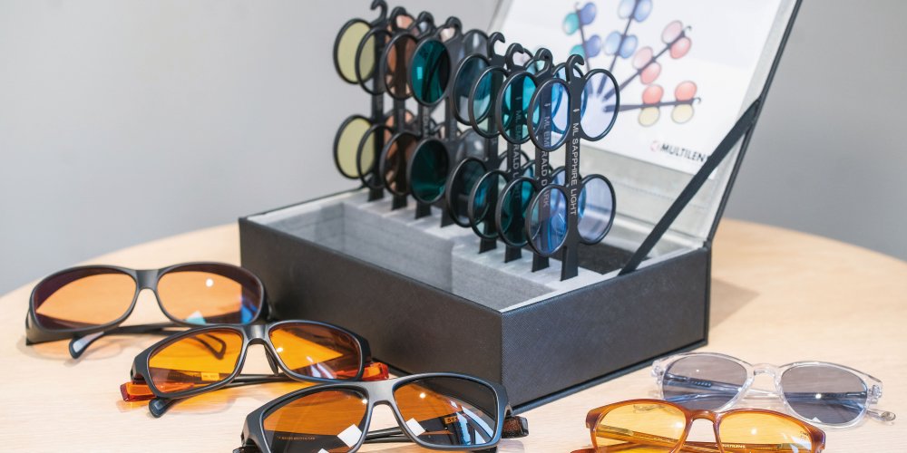 Oversiktsbilde over briller med ulike glass og fargefilter