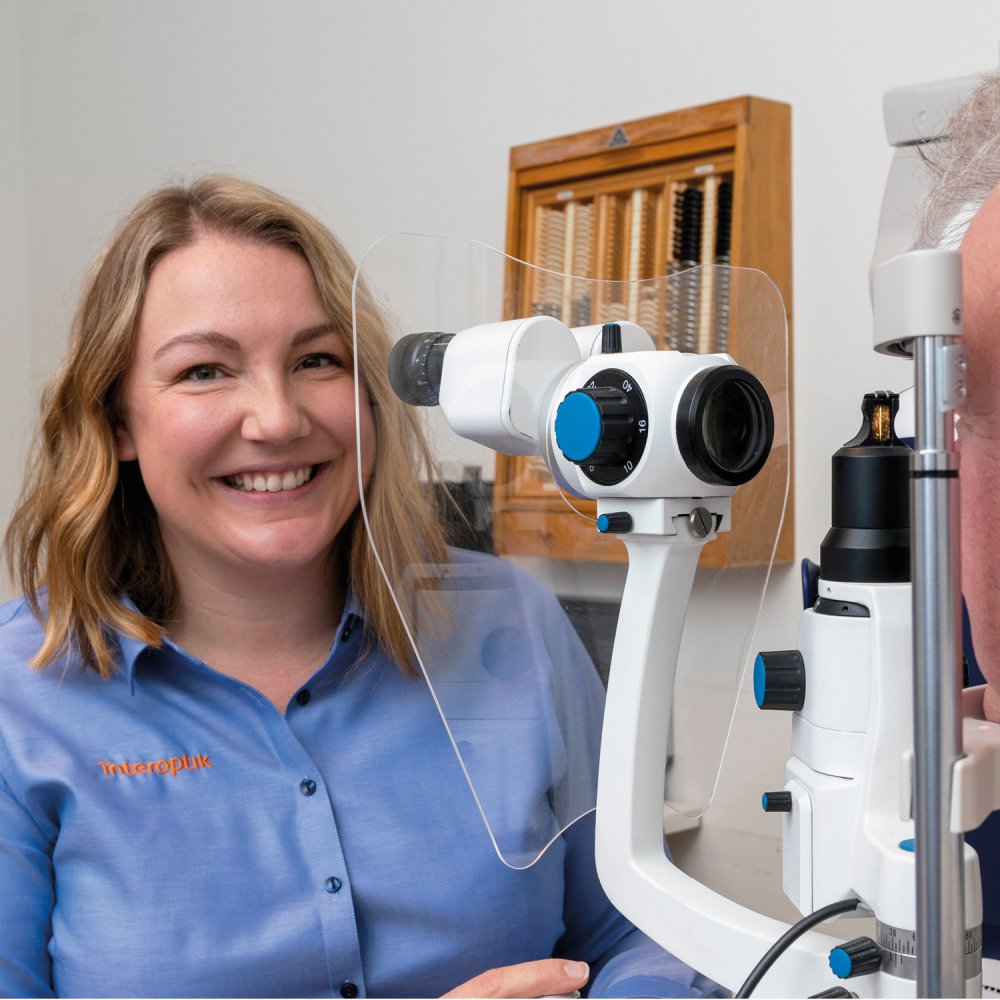 Optiker Heidi Berentzen i synsundersøkelsesrommet