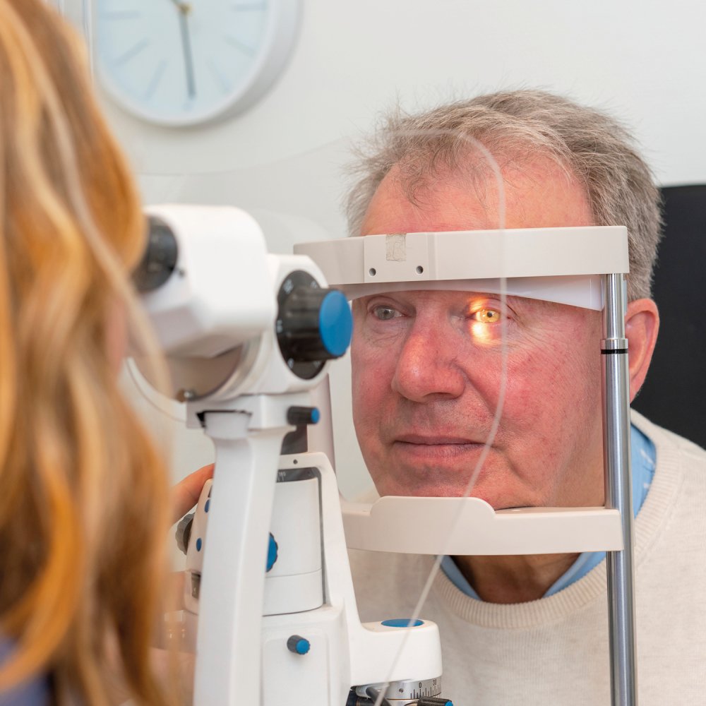 Øynene til Anders Løchen Foght blir undersøkt av optiker