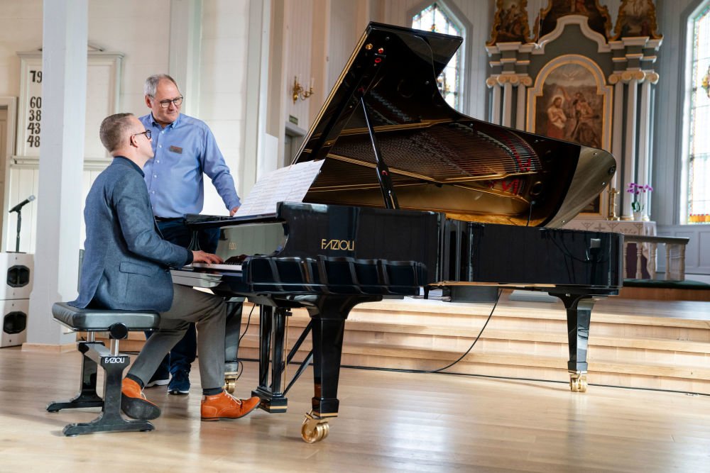 Optiker og pianist ved flygel