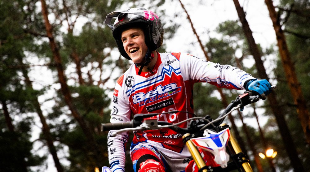 Jonas på motorsykkel med spesiallinser / sclerale linser