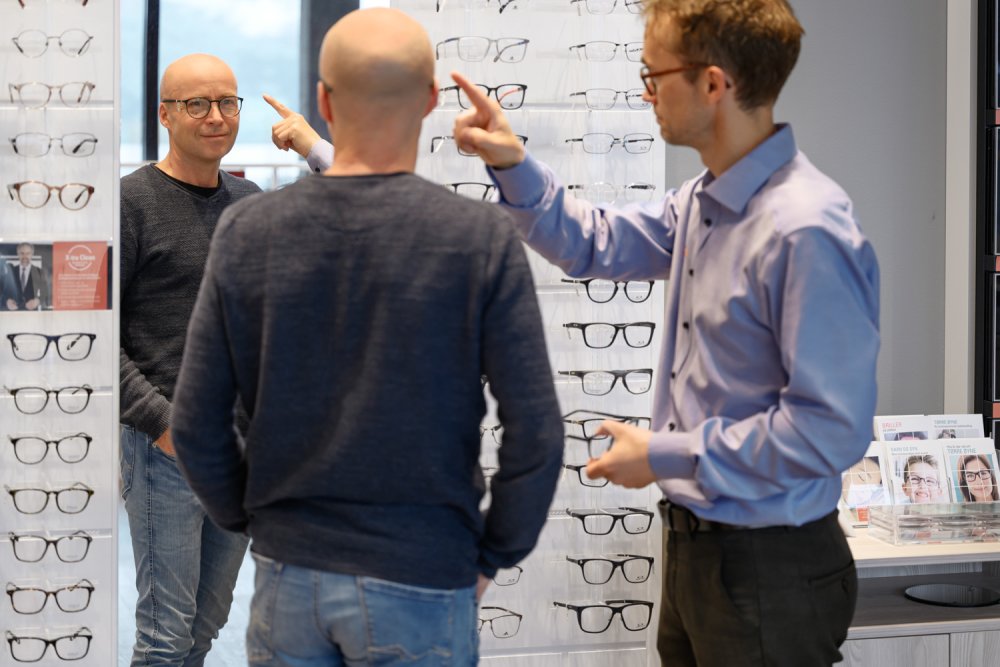 Optiker og kunde i butikken