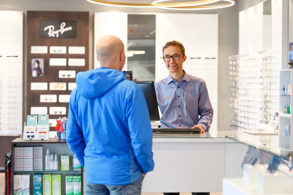 Optiker og kunde i butikken