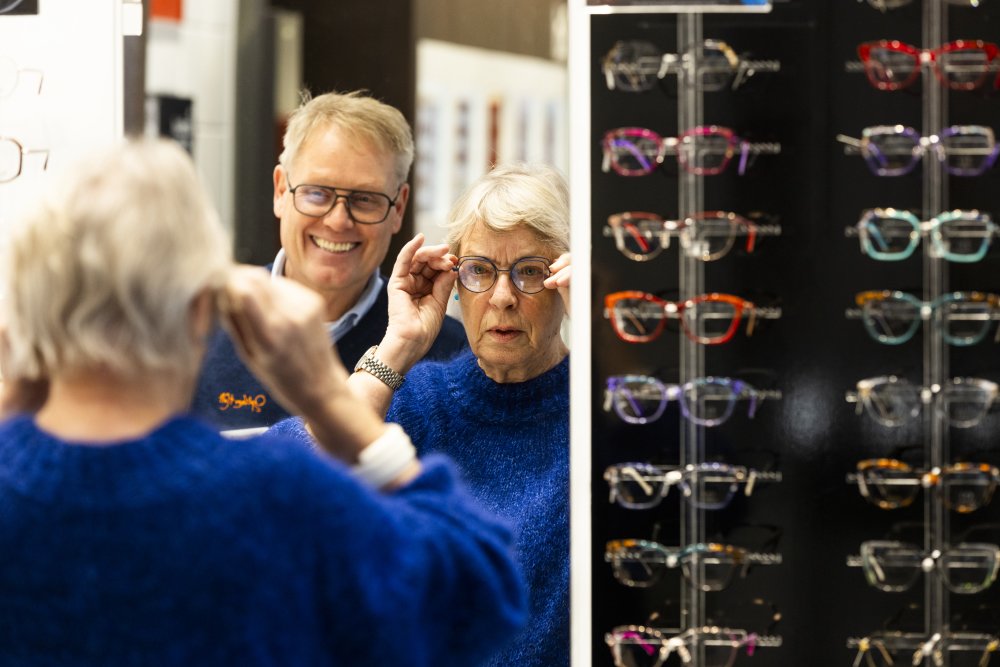 Kunde prøver briller i butikk