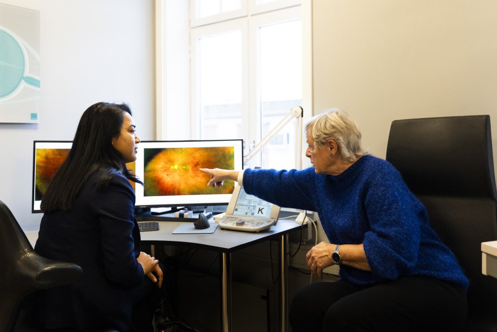 Optiker og kunde snakker om øyehelse på Interoptik Holt