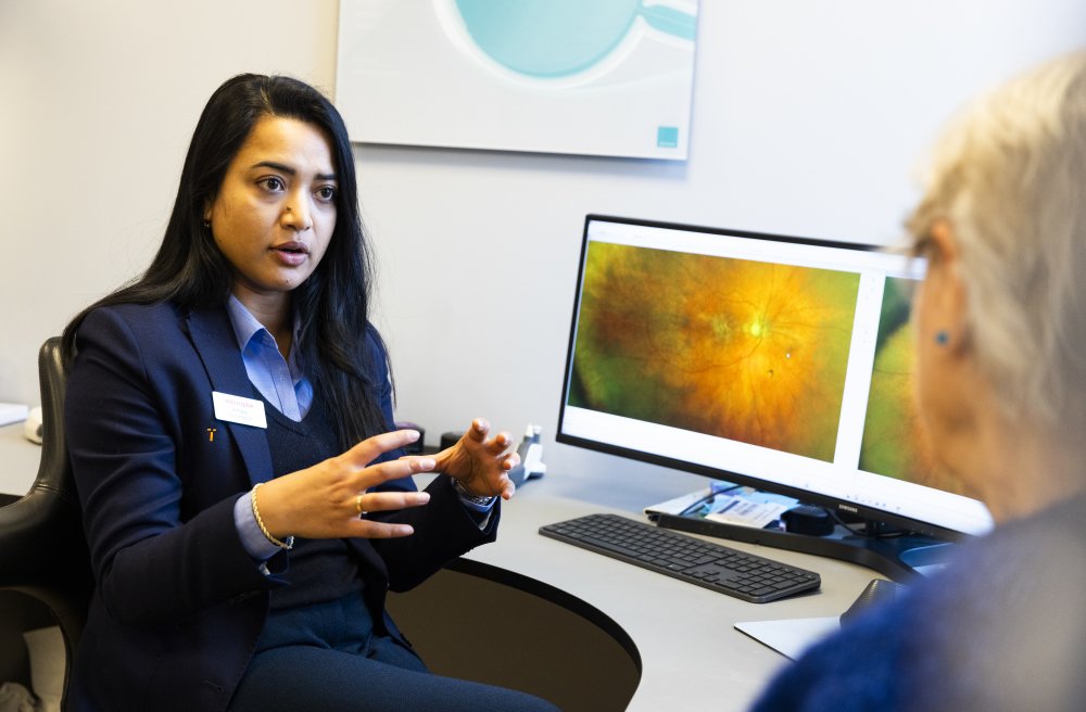 Optiker forklarer kunde om øyehelse