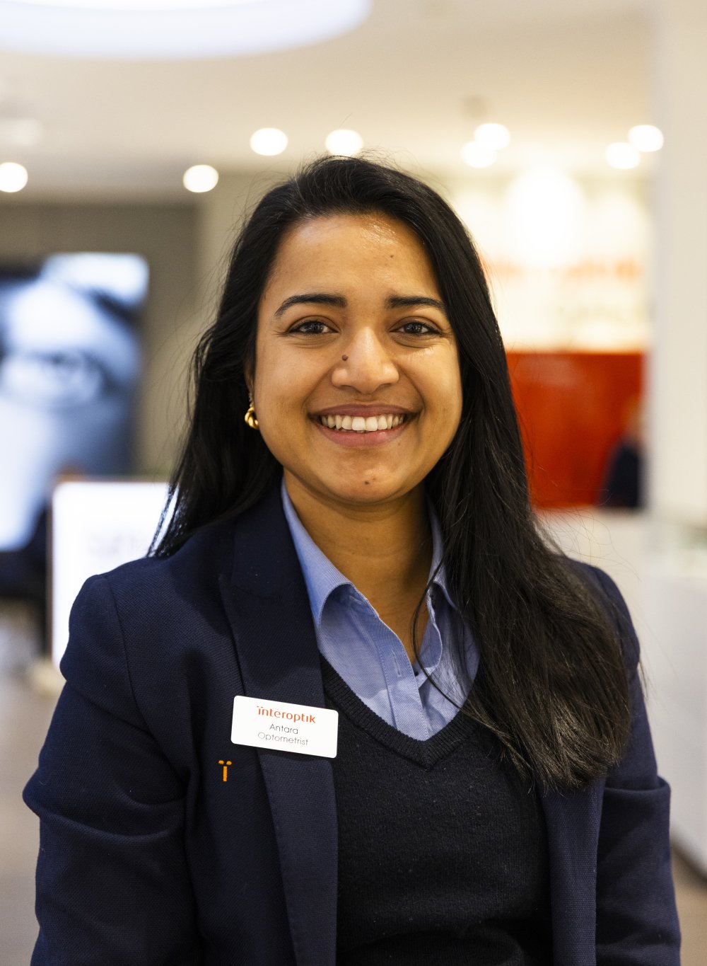 Portrett av Optiker Antara Olafsen ved Interoptik Holt