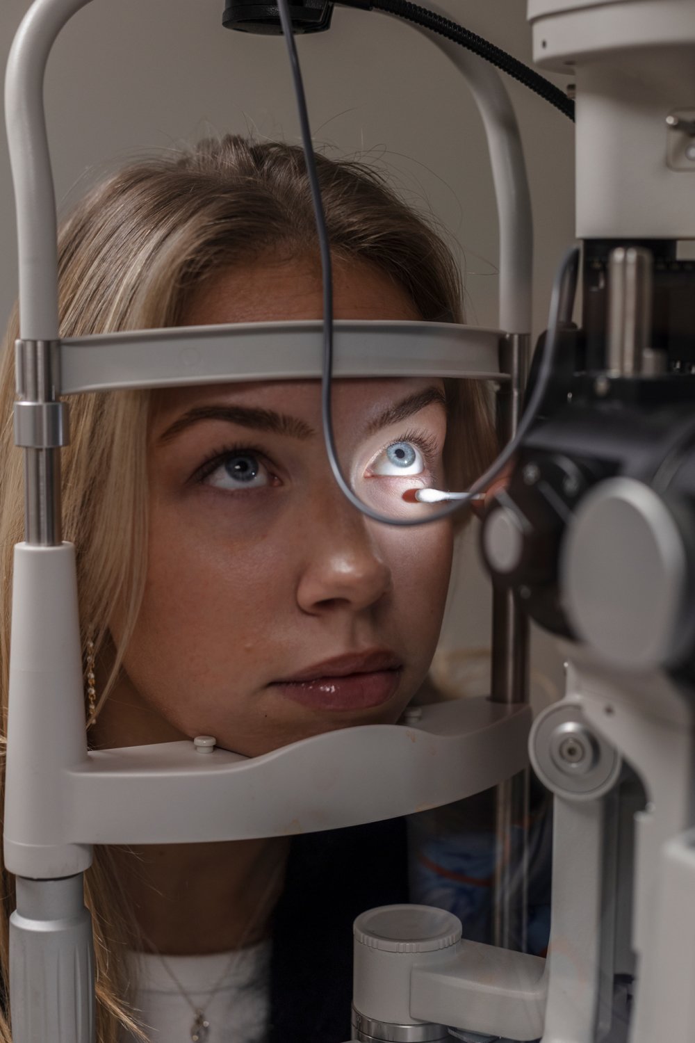 Kunde får sjekket oljeproduksjonen i kjertler.