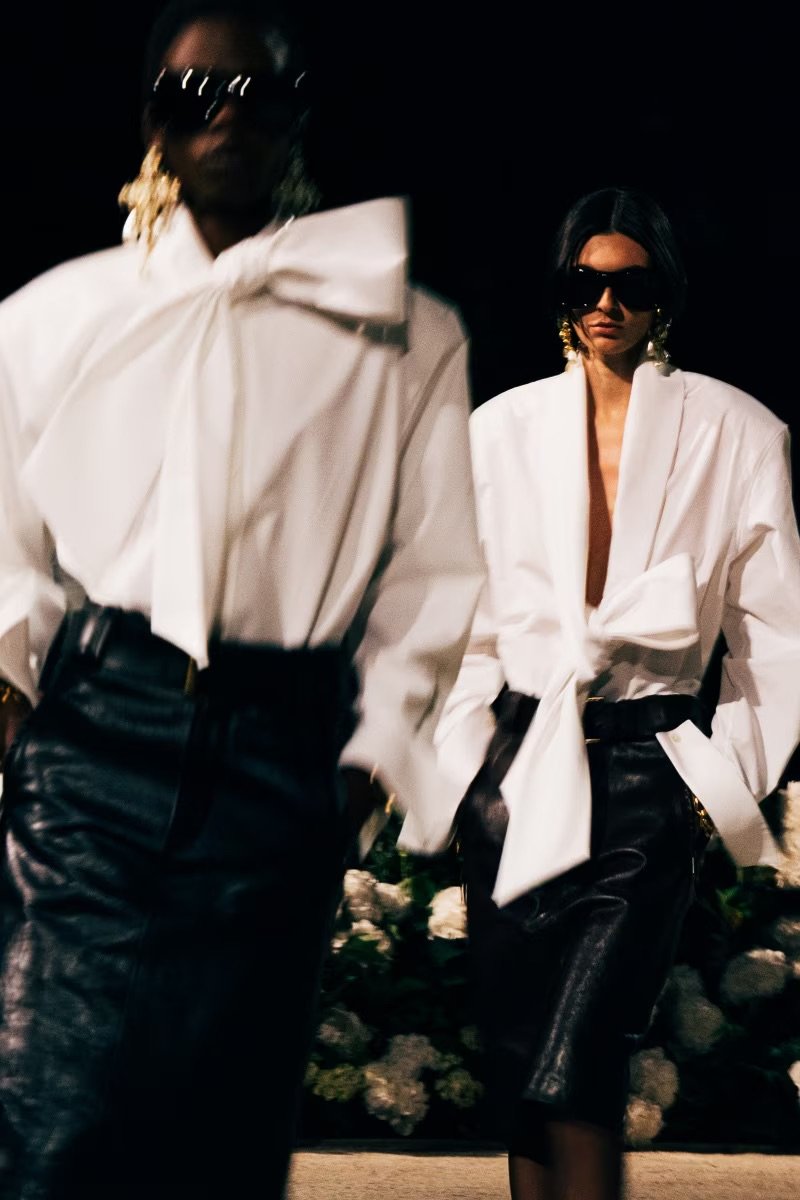 Saint Laurent på catwalk med vårtrender for 2026