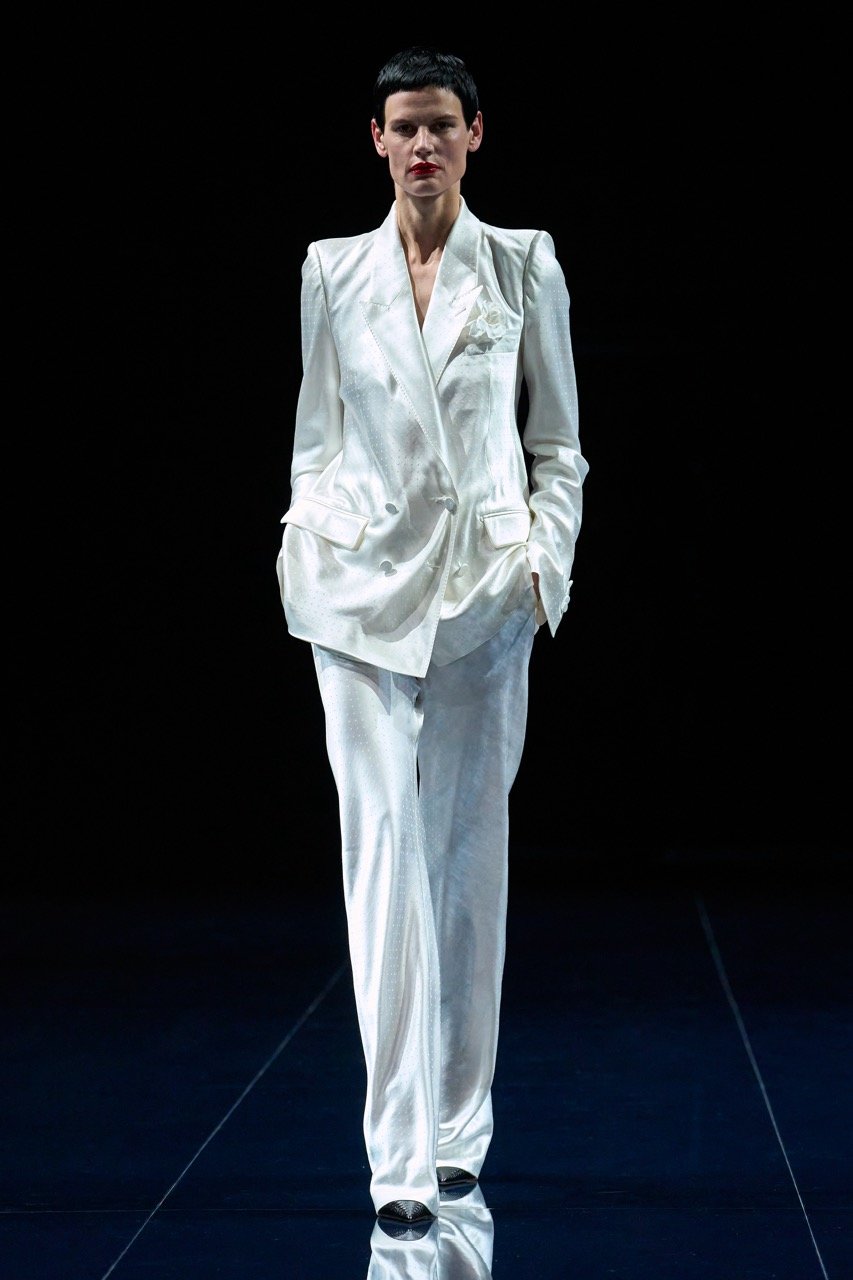 Tom Ford vårtrender 2026, monokromt hvitt antrekk