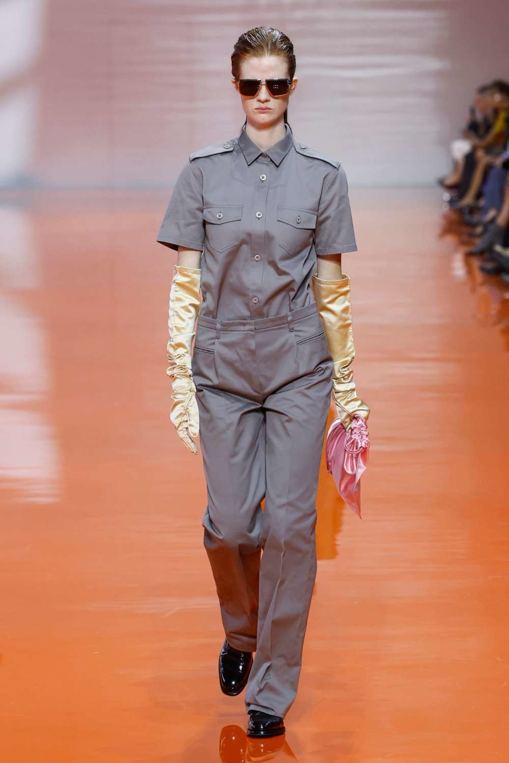 Prada på catwalk med store solbriller