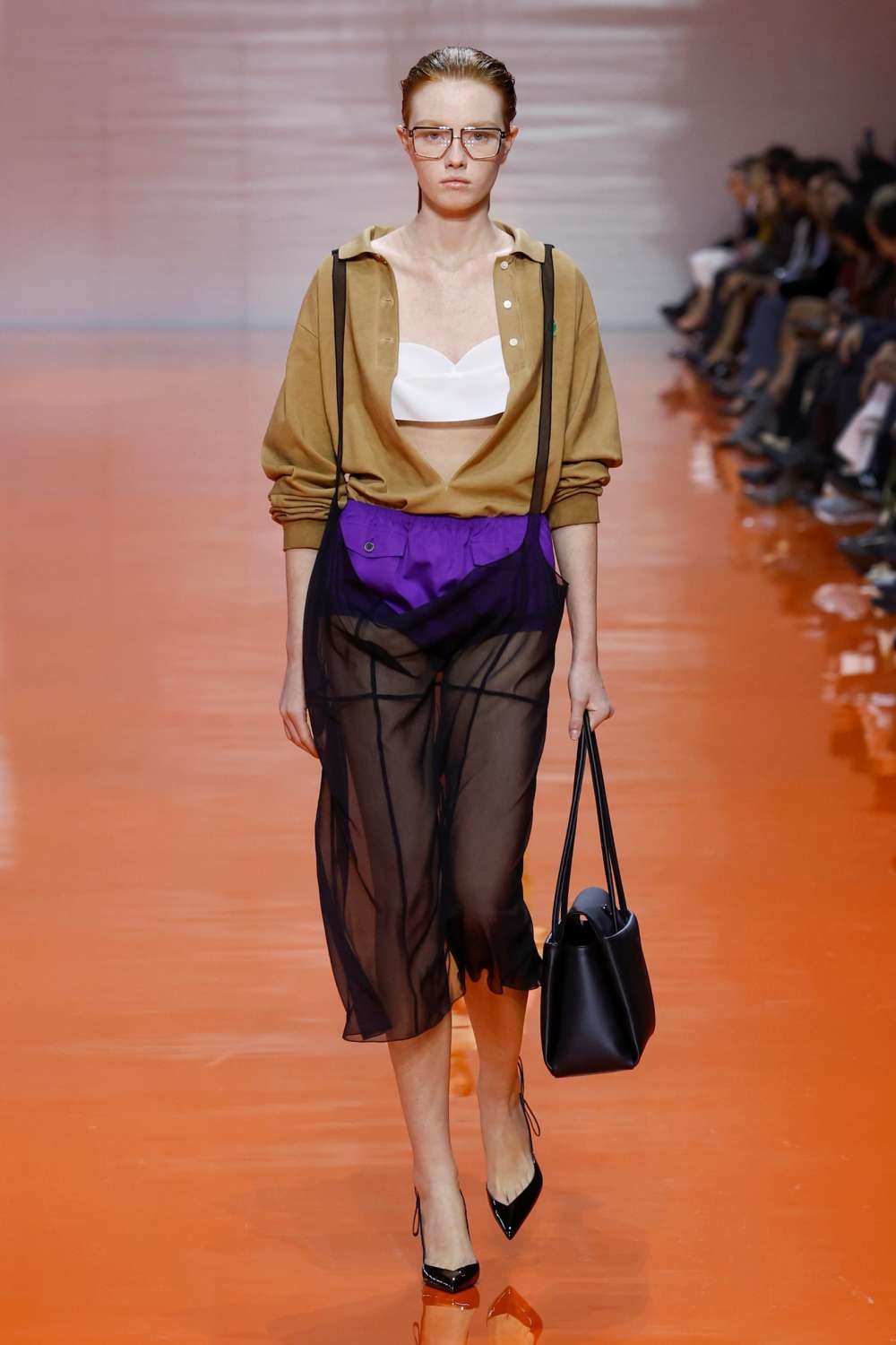 Prada viser store kvadratiske briller som en del av trender for 2026