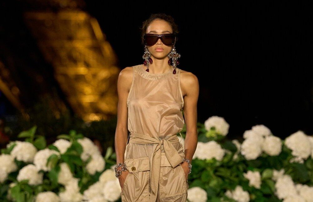 Saint Laurent på catwalk med store solbriller