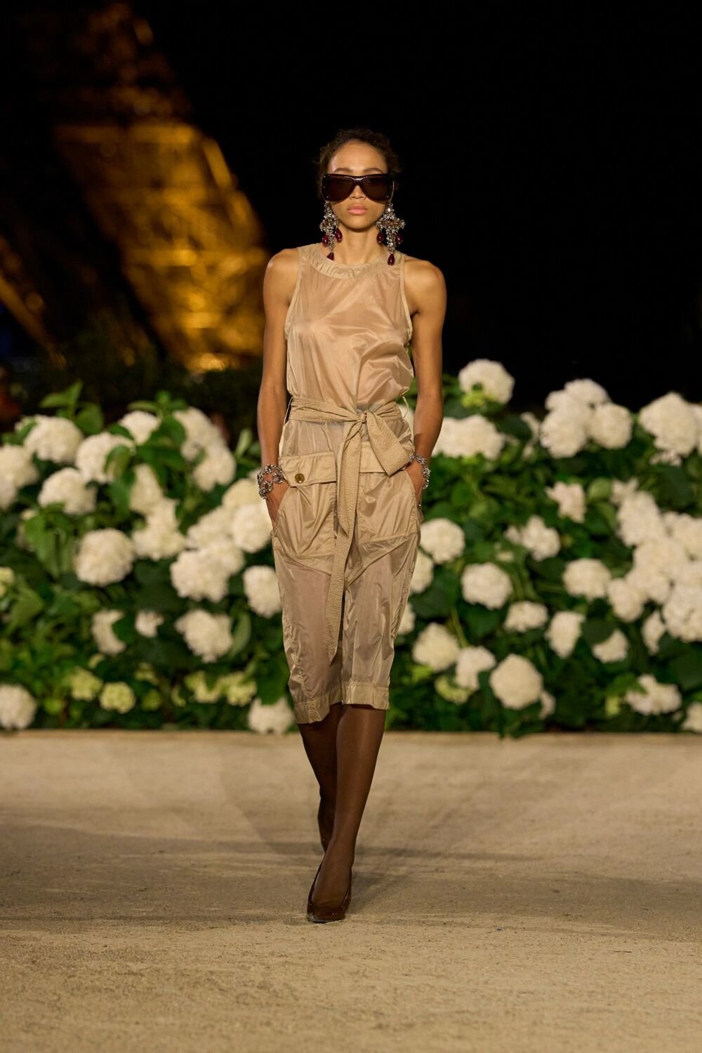 Store sorte solbriller på catwalken med Saint Laurent