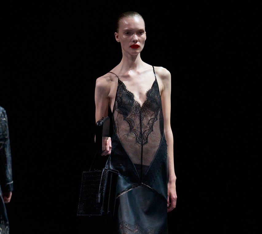 Romantiske plagg med blonder vist på catwalken av Tom Ford