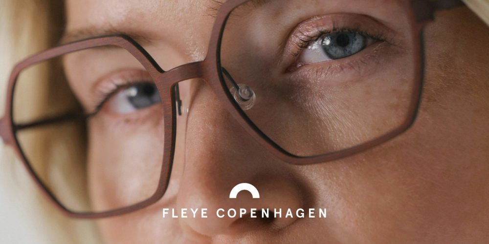 Kvinne med briller fra Fleye