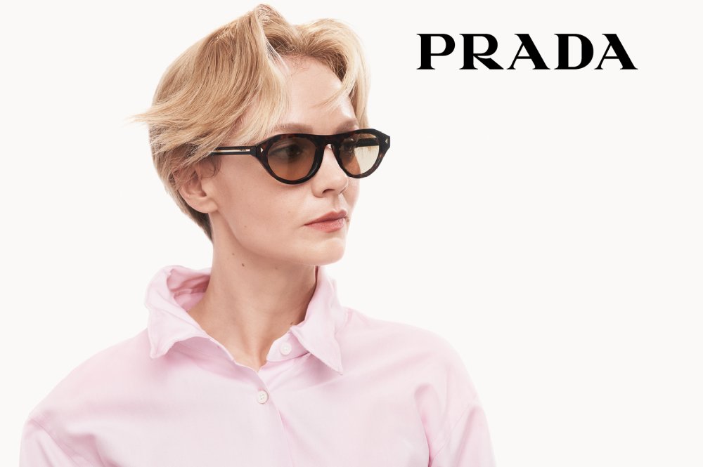 Dame med solbriller fra Prada