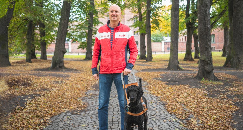 Håkon Gisholt med førerhund utenfor Politihuset på Grønland