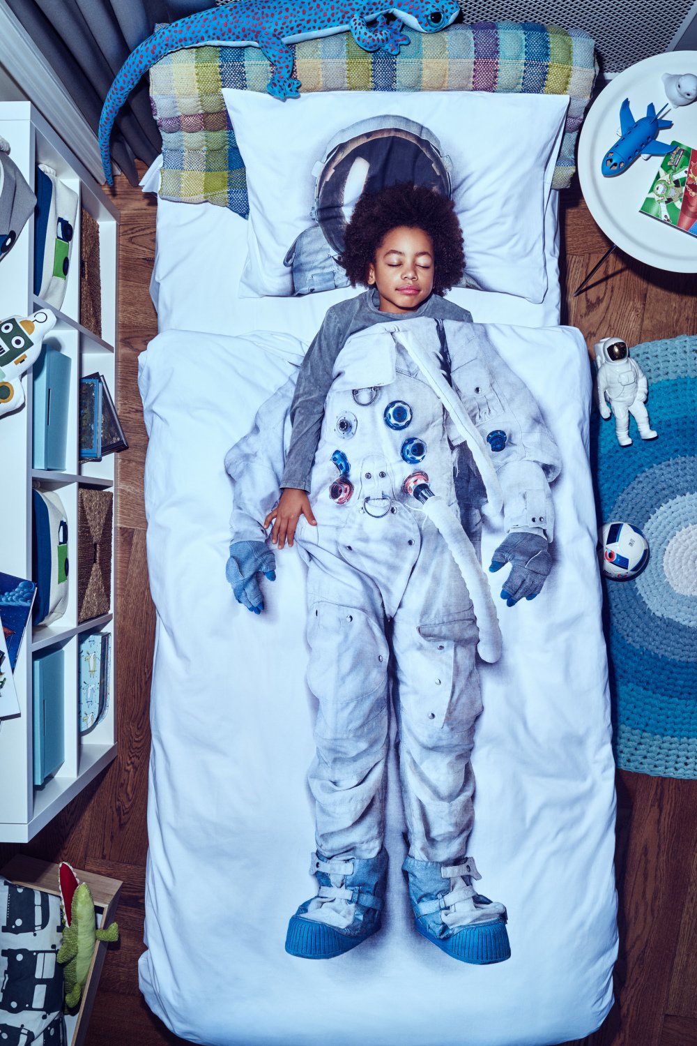 Ung gutt sovende i astronaut sengetøy