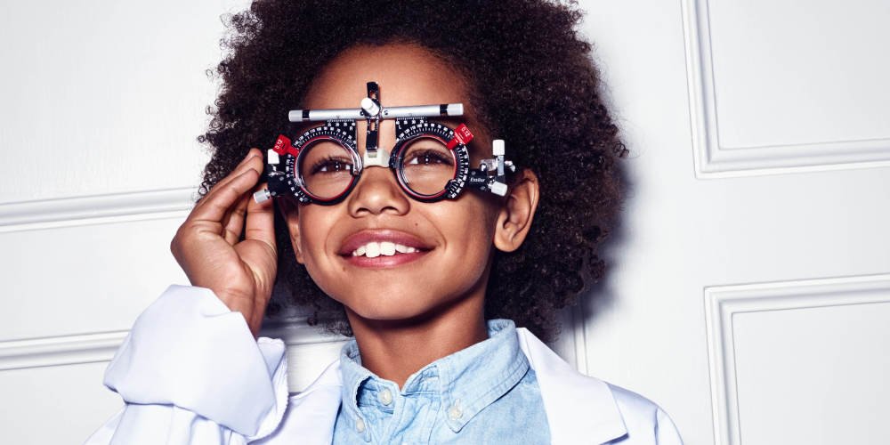 Barn med optikerbrille