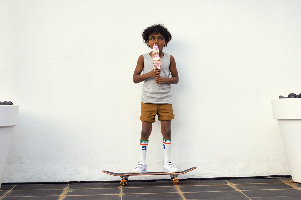 Et barn med briller på skateboard