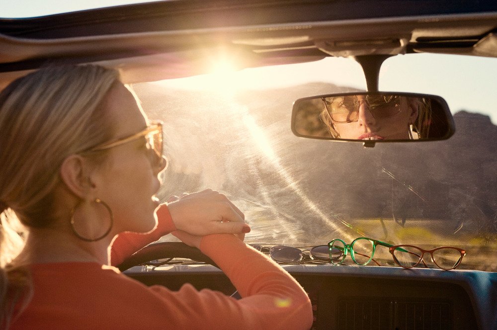 Kvinne med briller og solbriller i bil
