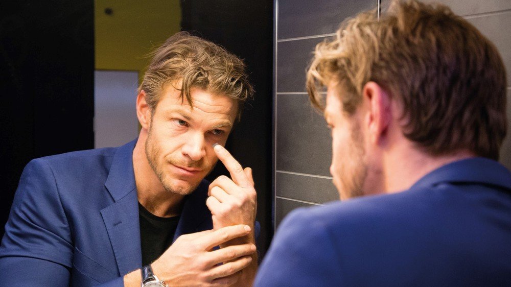 Kjell Ola Kleiven tar på linser i speilet
