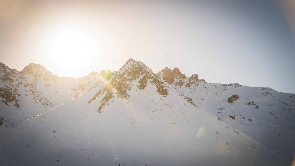 Sol over fjell om vinteren