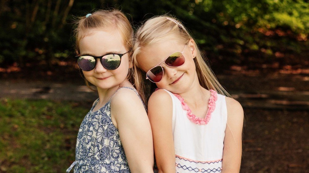 Unge jenter med solbriller