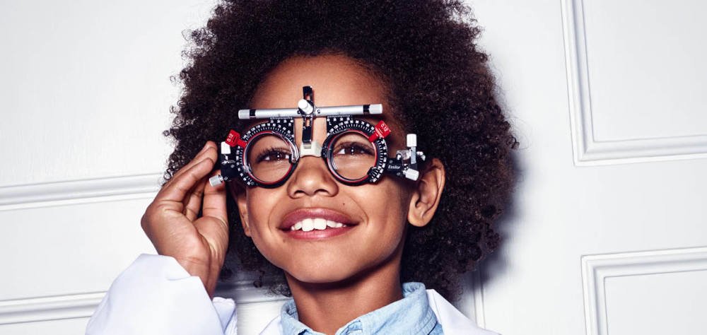 Barn med optikerbriller