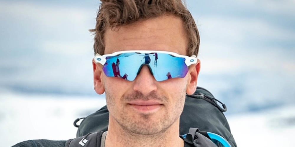 Mann med oakley skibriller
