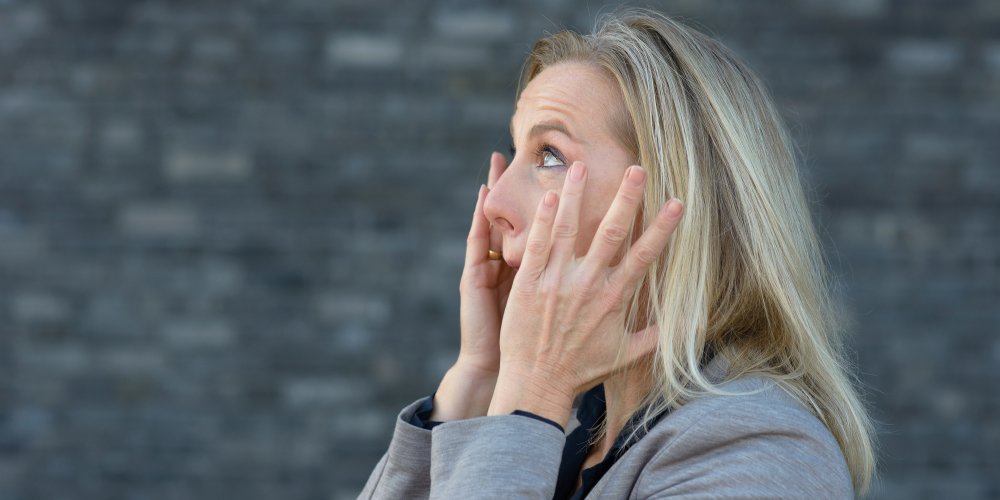 Blond dame med rennende øyne