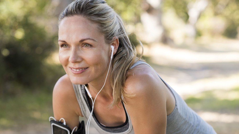 Ung dame på joggetur med kontaktlinser