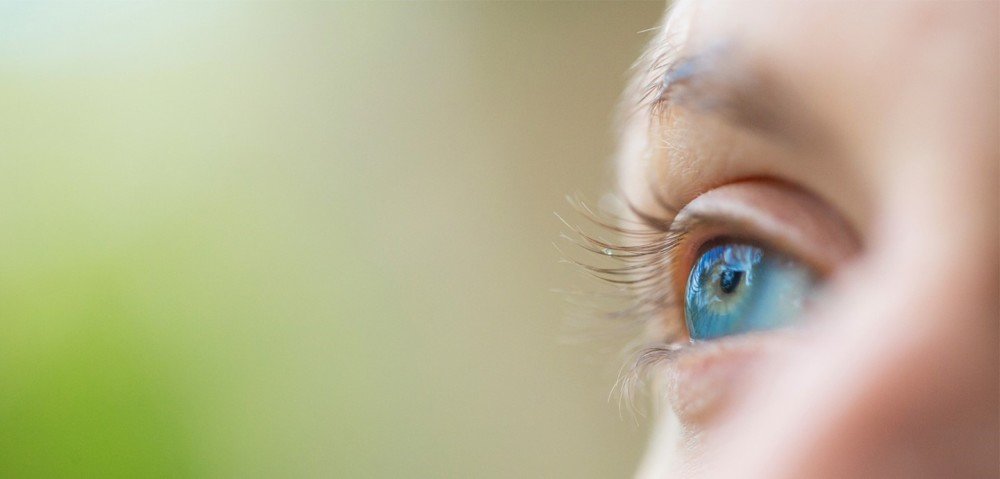 Øye med kontaktlinse