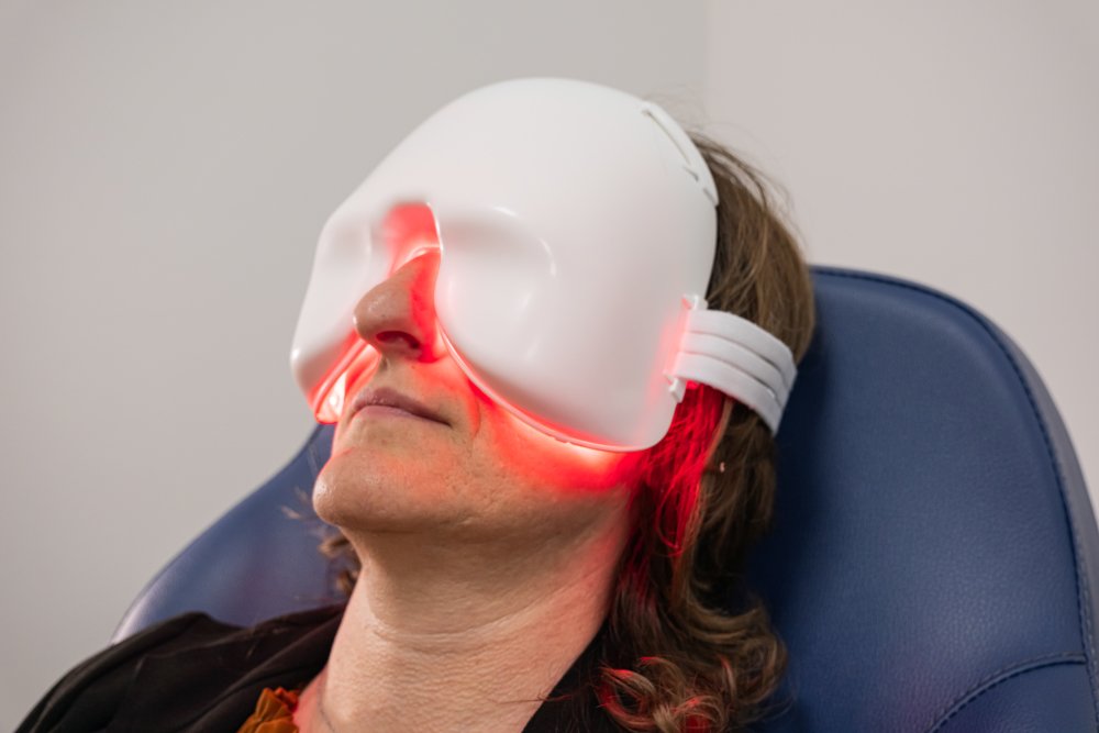 Behandling av dame med AMD med fotobiomodulasjon (PBM) 