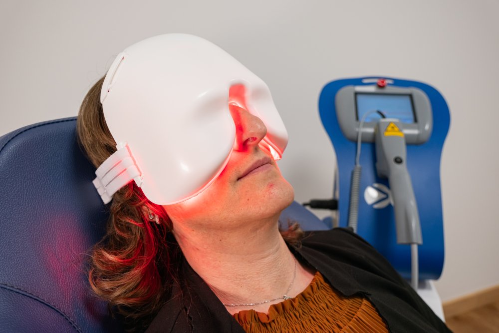 Kvinne får behandling av AMD med fotobiomodulasjon (PBM) 
