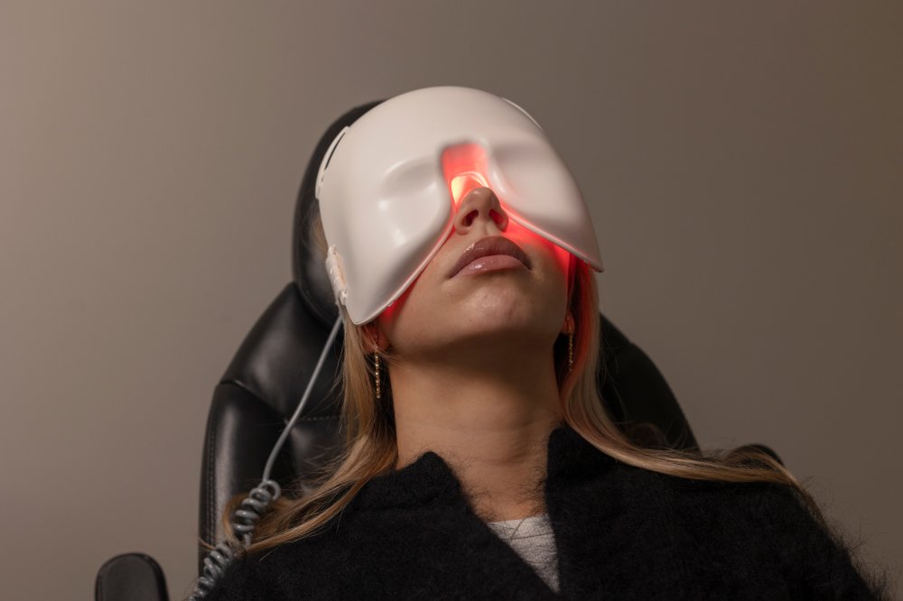 Ung jente med LLLT maske, tørre øyne behandling hos Interoptik